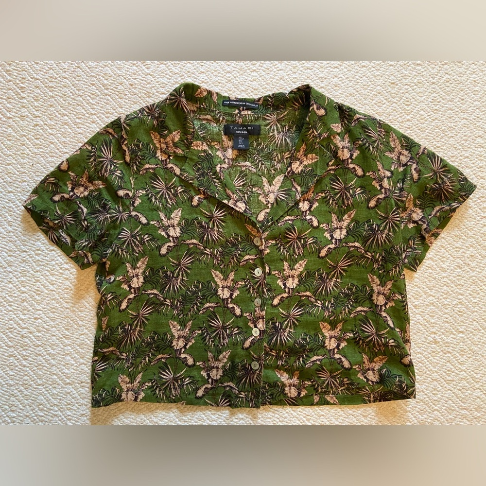 Tahari green linen botanical print cropped button down shirt